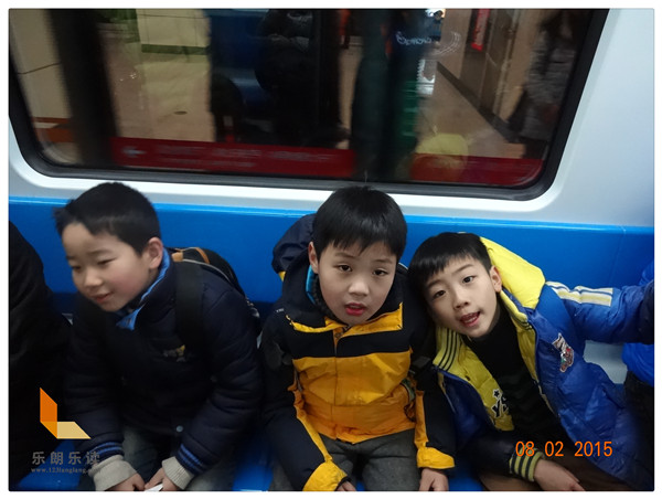 可爱的孩子们坐地铁游学路上-乐朗乐读